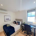 2-Bedroom Flat In Embankment A Short Walk Away To Trafalgar Square Near Big Ben, London Eye