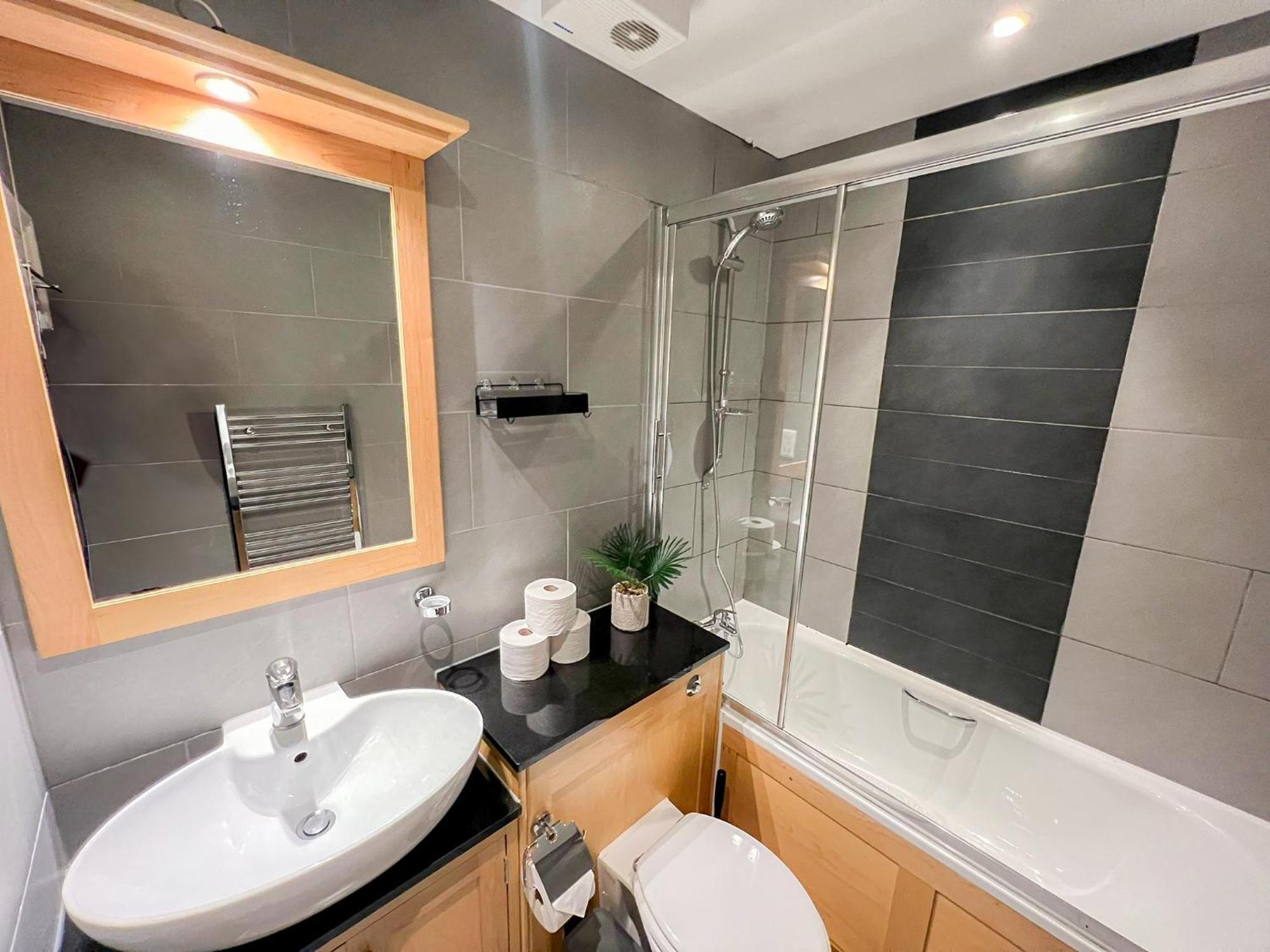 2-bedroom Flat In Embankment A Short Walk Away To Trafalgar Square Near Big Ben, Eye *